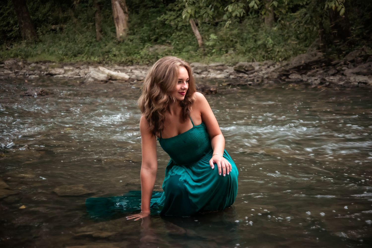 Senior portrait near water at golden hour. Natural light, outfit change, and relaxed vibe by Kentucky lifestyle photographer.