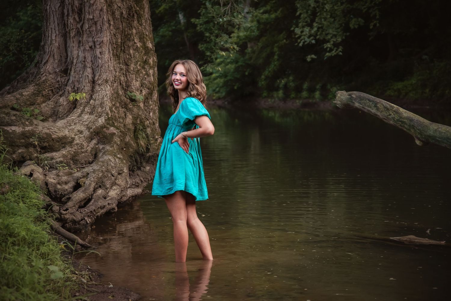 Senior portrait near water at golden hour. Natural light, outfit change, and relaxed vibe by Kentucky lifestyle photographer.