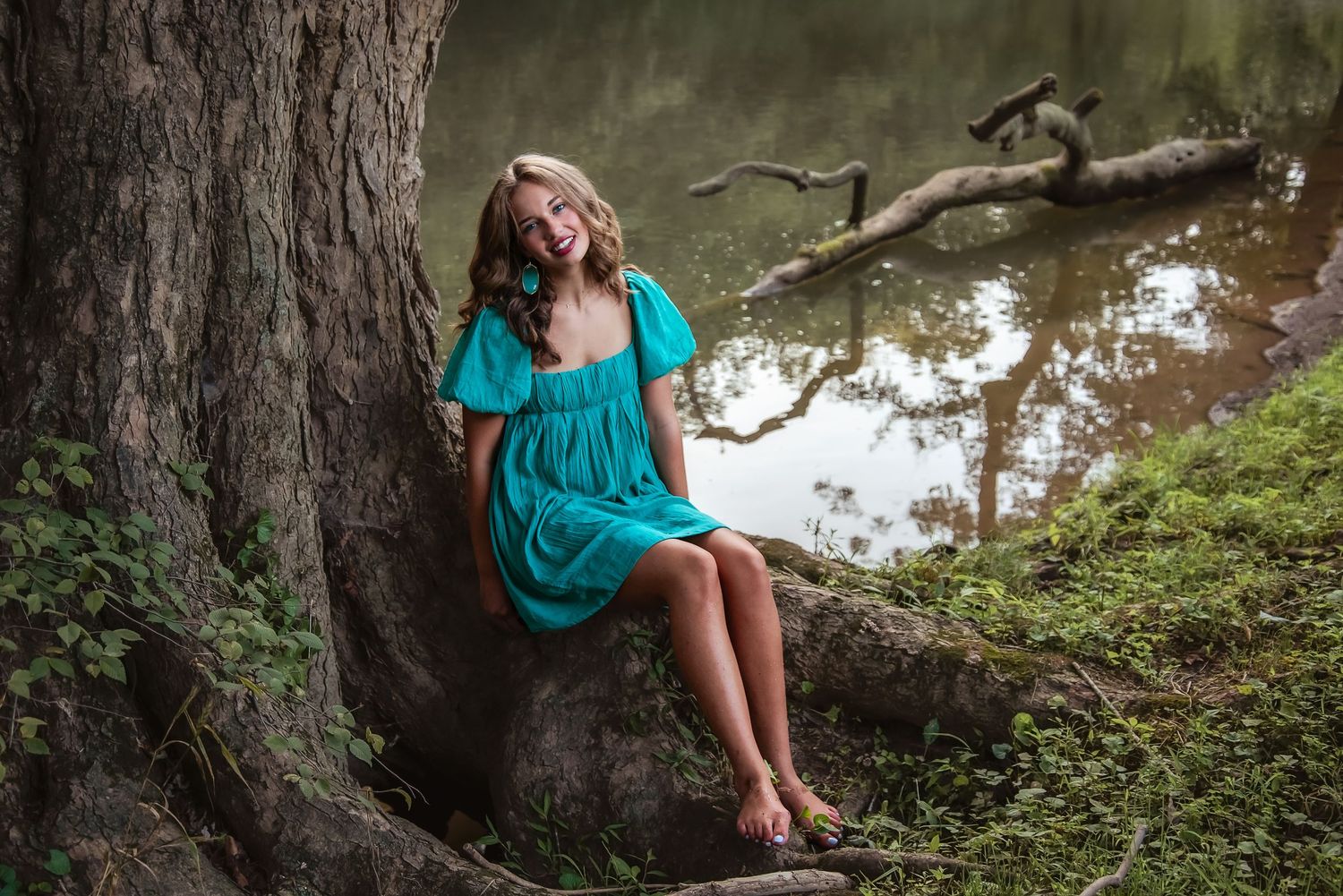 Senior portrait near water at golden hour. Natural light, outfit change, and relaxed vibe by Kentucky lifestyle photographer.