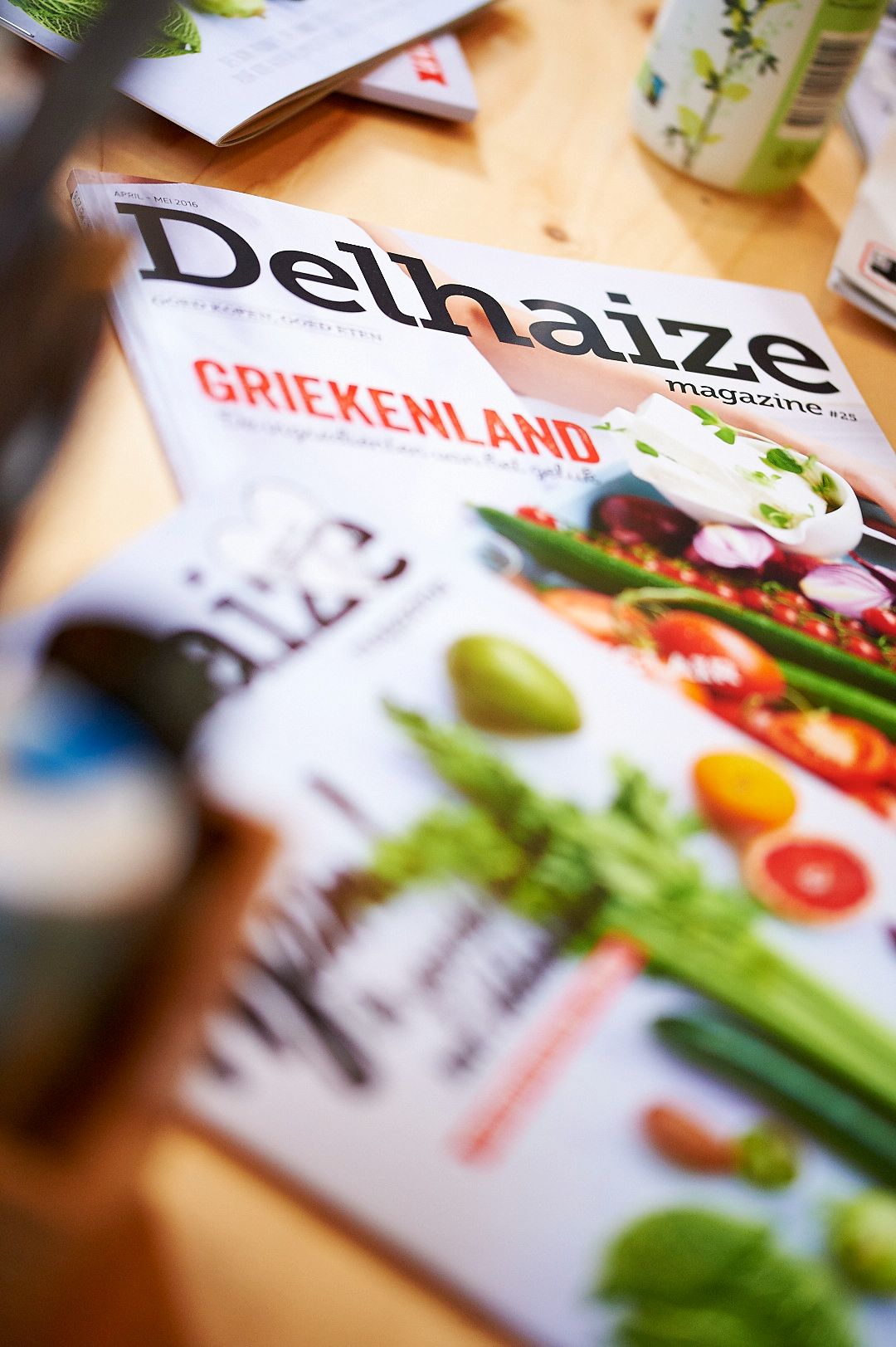 Delhaize magazine cover featuring fresh vegetables and Griekenland text.