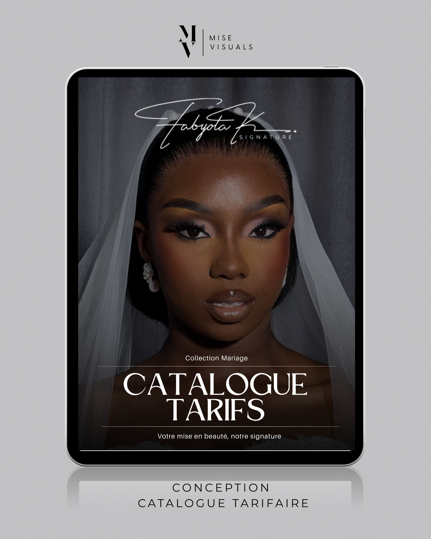 Design sombre et élégant d’un catalogue de tarifs pour services de beauté affiché sur une tablette.