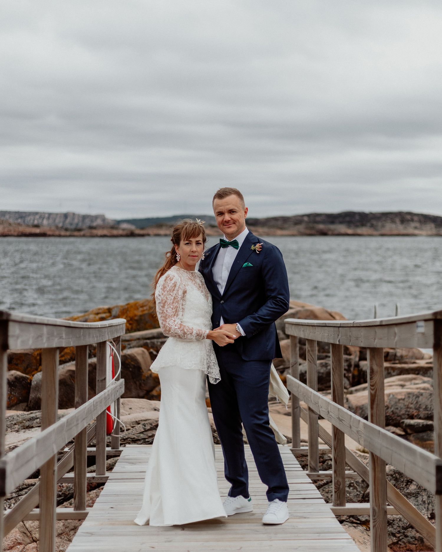 Brudpar på en brygga vid bohus-malmön