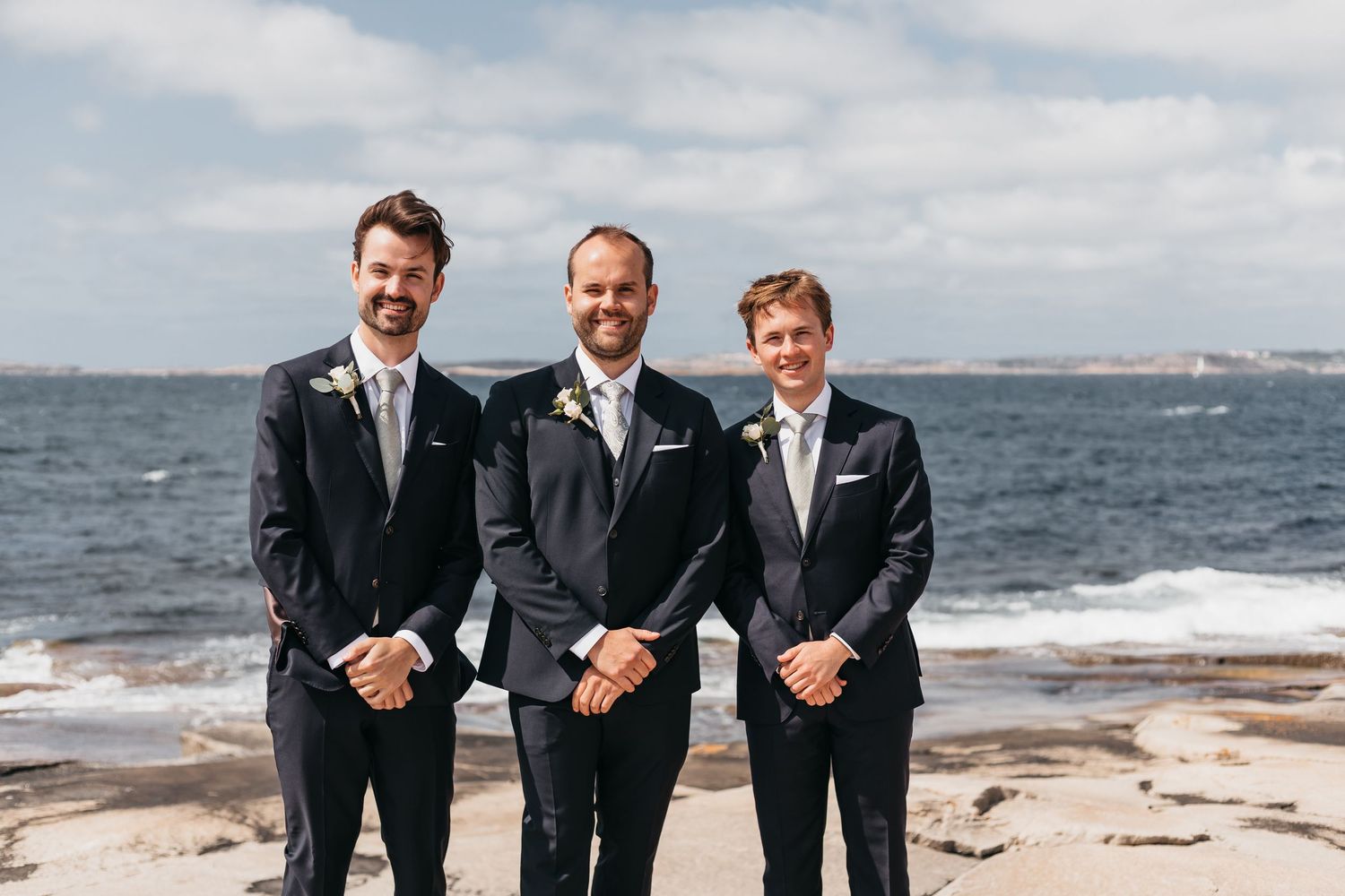 Brudgum med marskalker vid havet