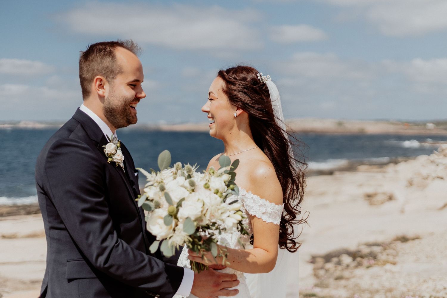 Brudpar på klippor vid havet på bohus-malmön