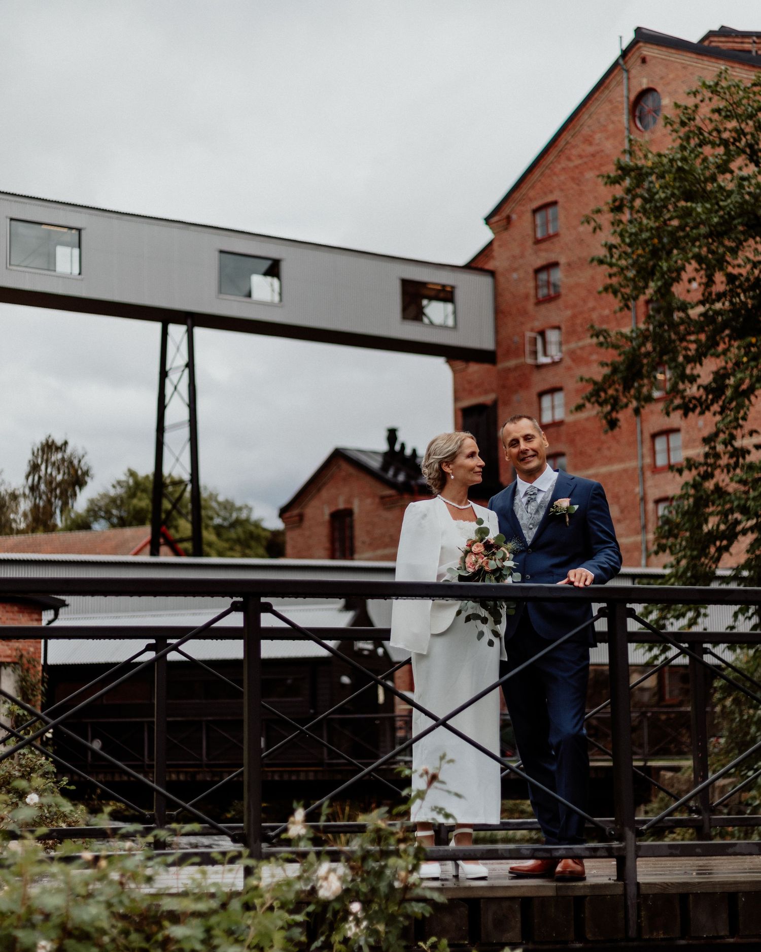 Brudpar stående på en bro vid nääs fabriker göteborg