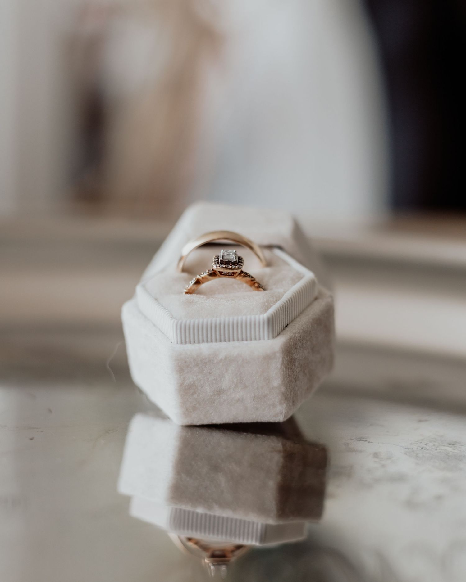 Detaljbild av vigselringar