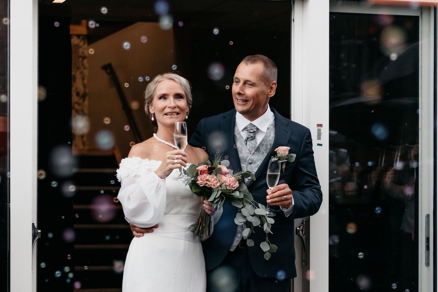 Brudpar som överraskas av såpbubblor efter vigsel