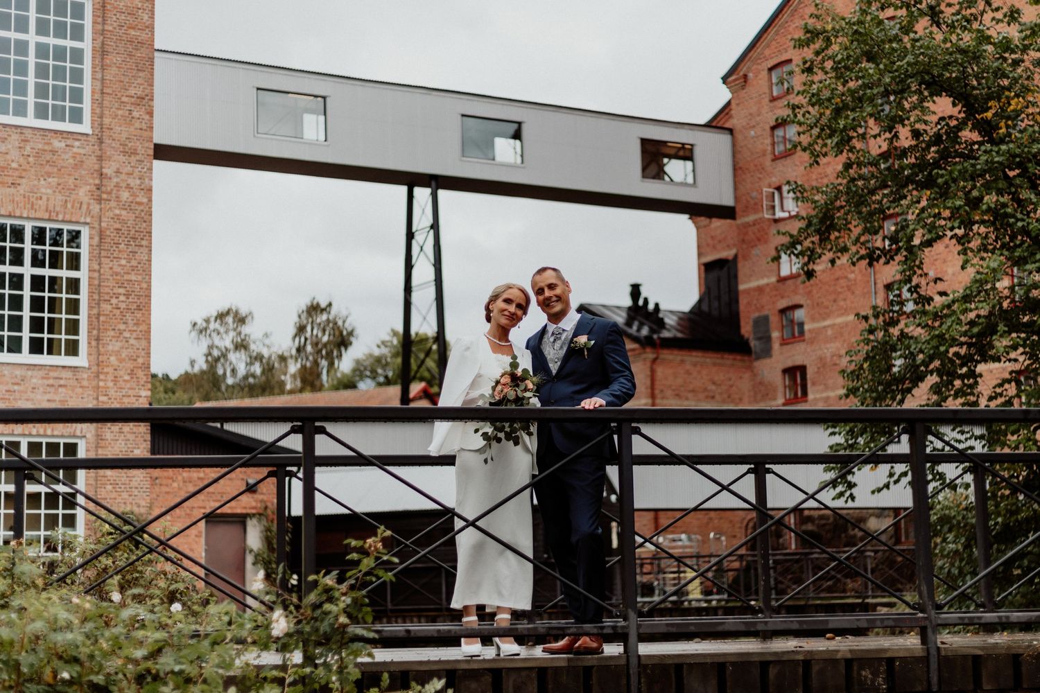 Porträtt av Brudpar vid en sjö  i Göteborg vid Nääs fabriker.