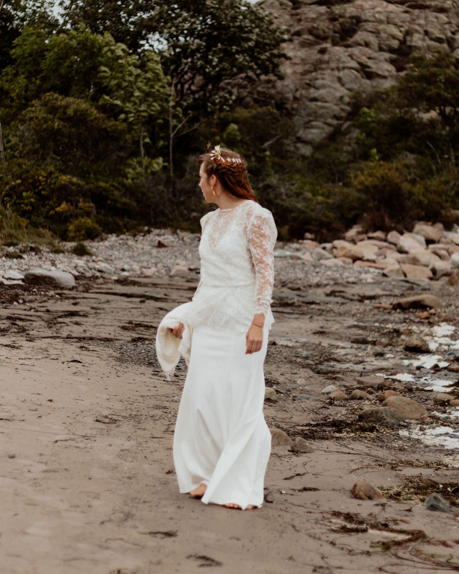 Vacker brud på en strand på bohus-malmön i bohuslän