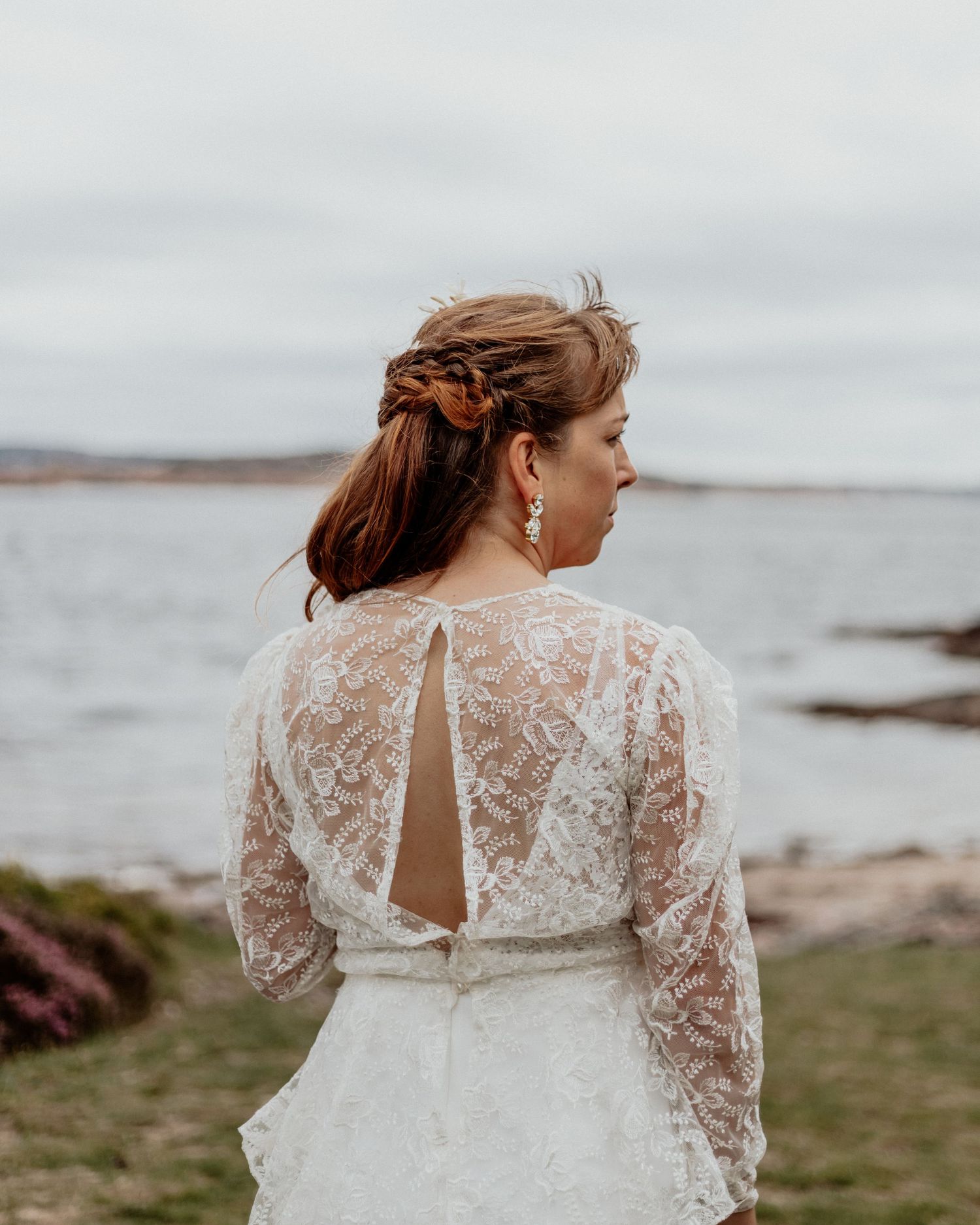 Vacker brud på en strand på bohus-malmön i bohuslän