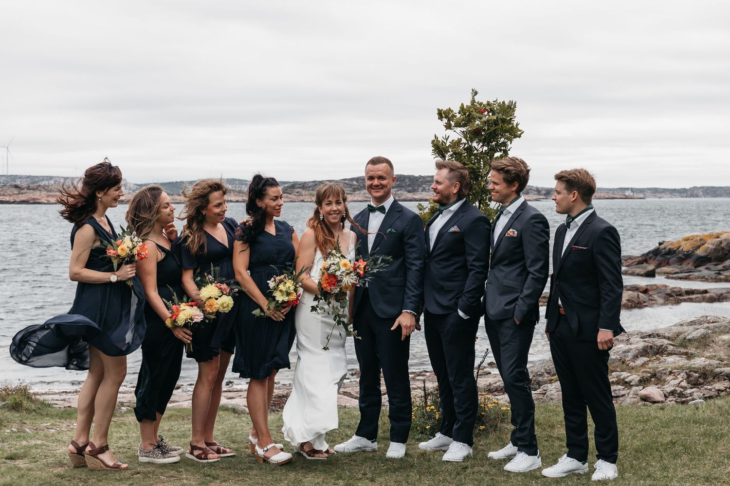 Brudpar med sina vänner vid havet på bohus-malmön