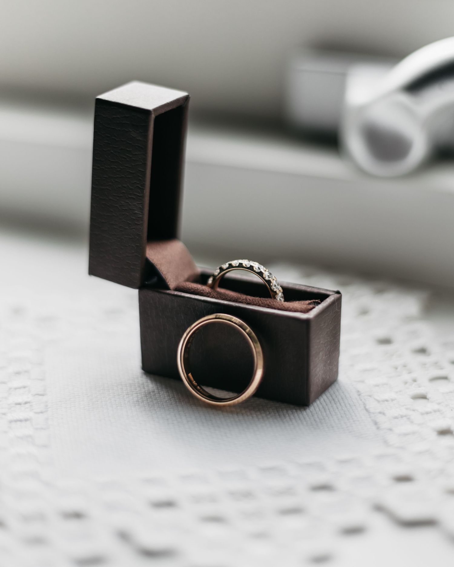 Detaljbild på vigselringar.