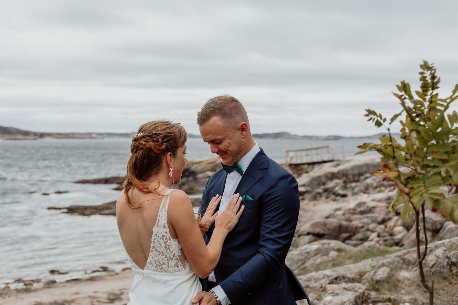 Brudpar som njuter av varandra sällskap vid hav och klippor på bohus-malmön i bohuslän