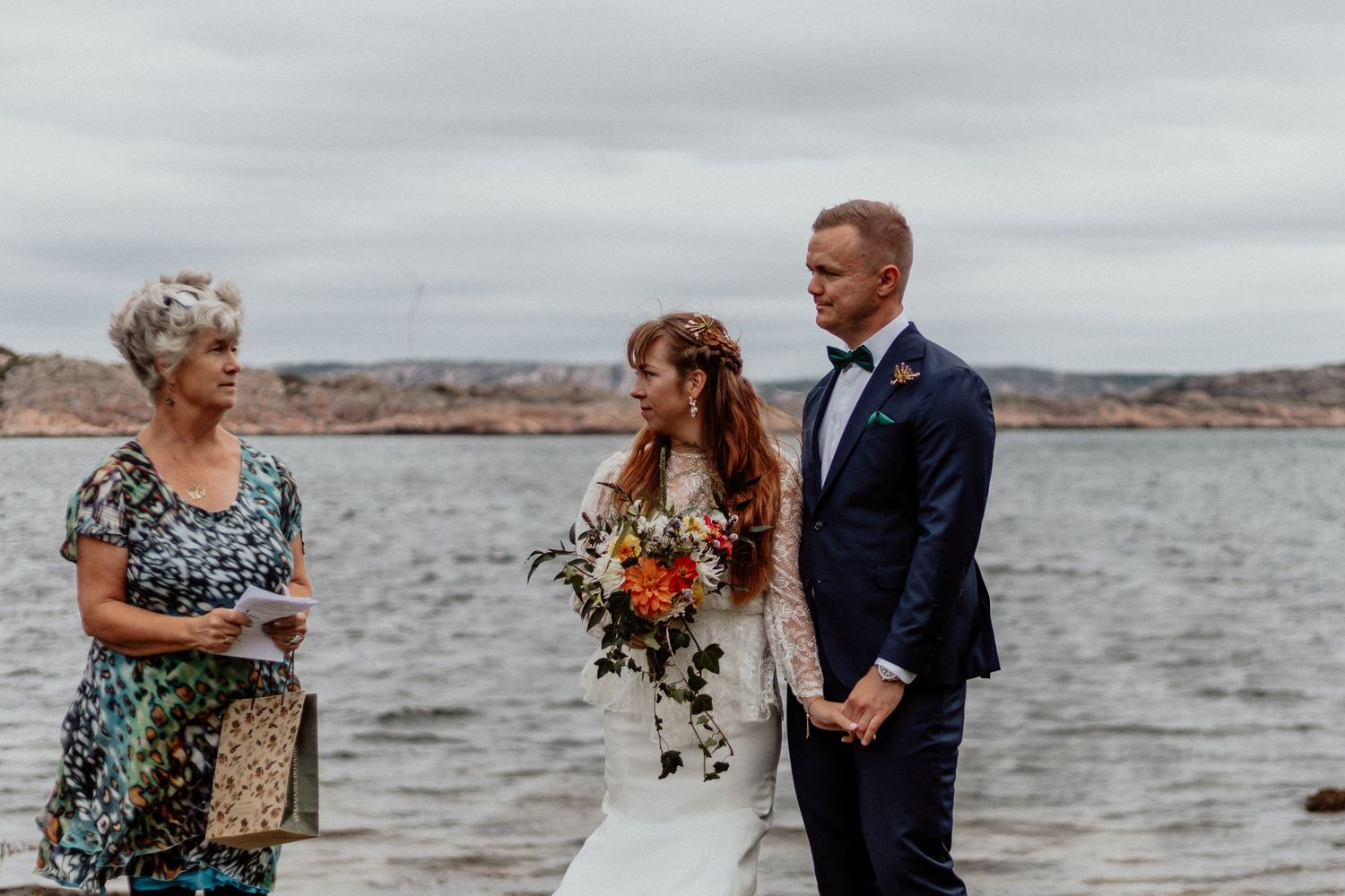 Borgerlig vigsel på bohus-malmön med havet som bakgrund.