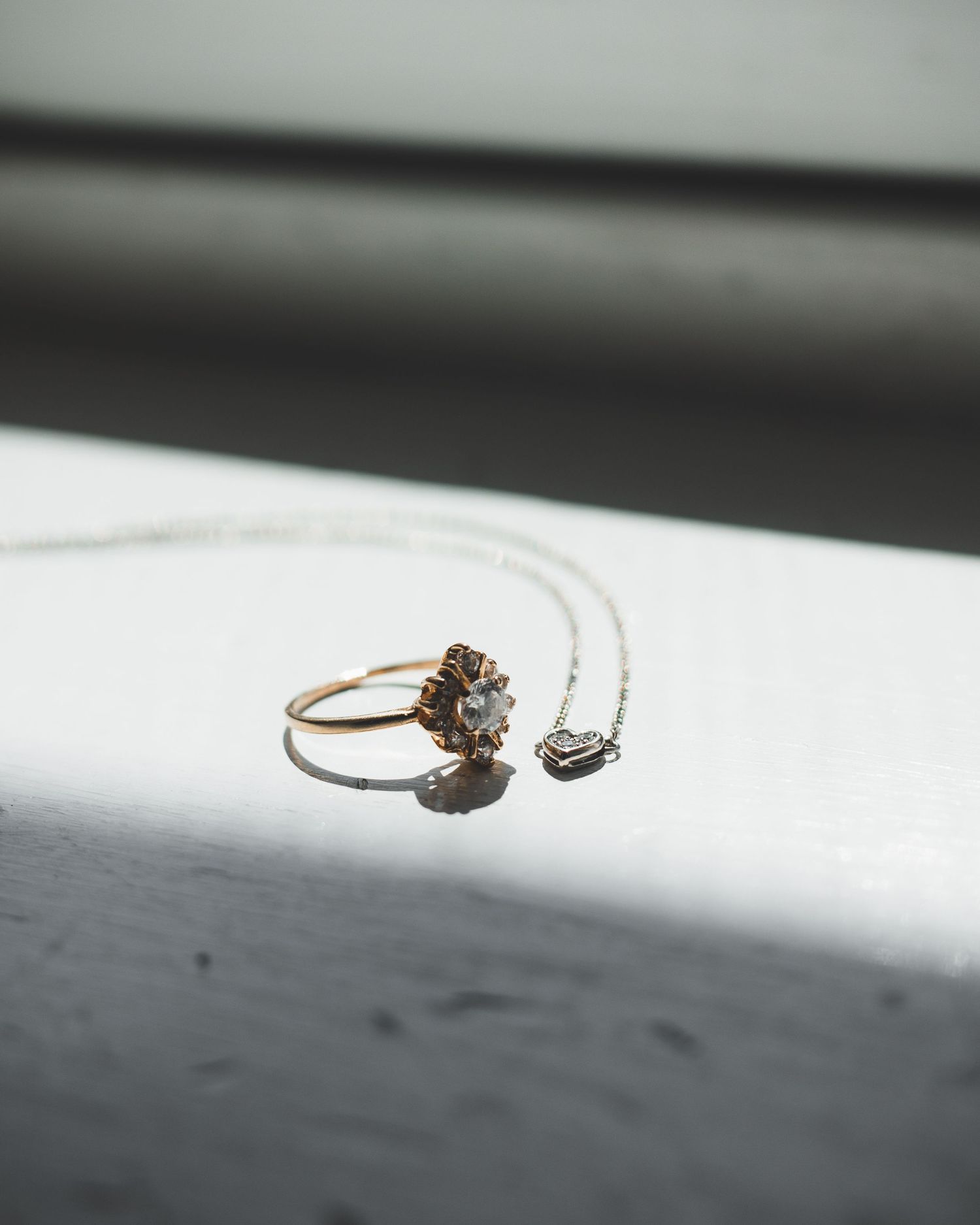 Detaljbild på halsband med berlock.