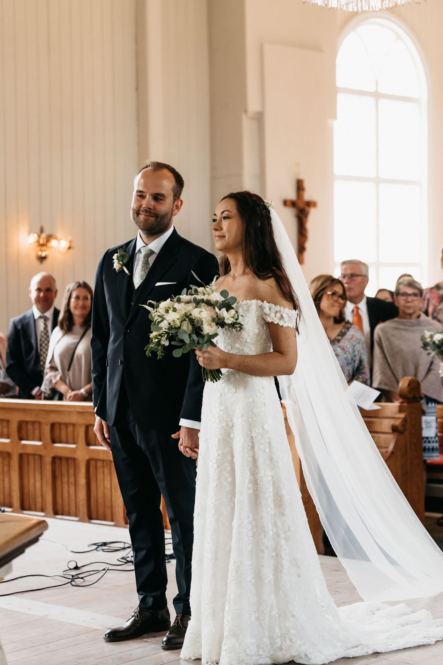 Porträtt av vigsel i en vacker kyrka i bohuslän