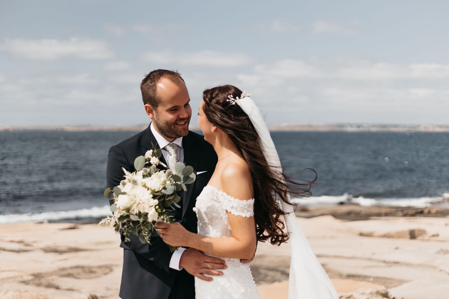 Brudpar på klippor vid havet på bohus-malmön