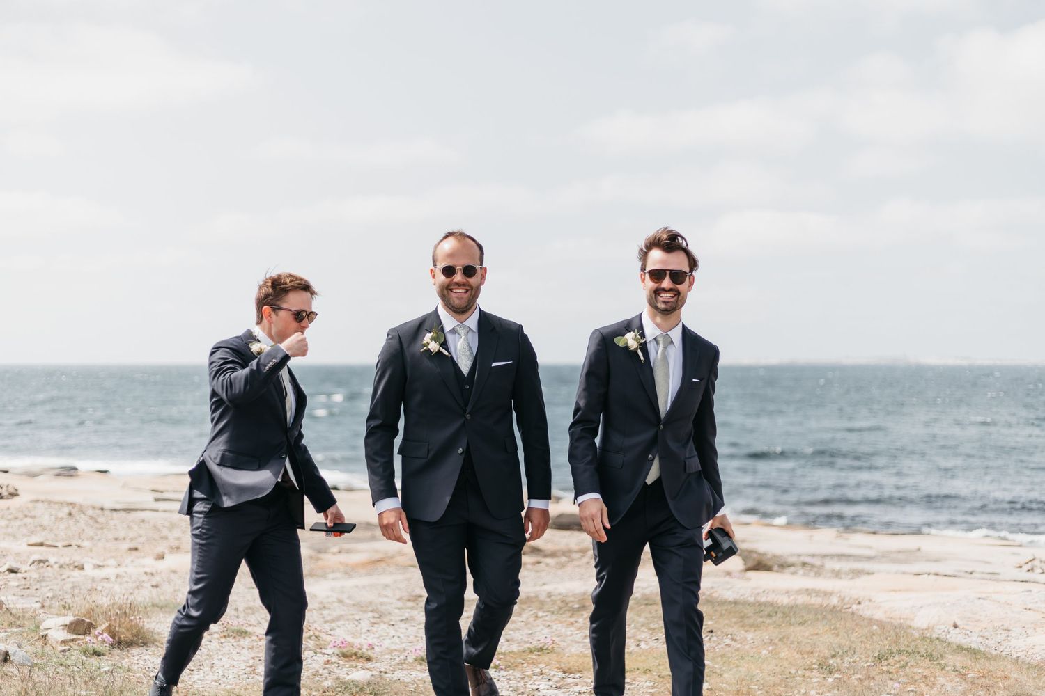 Brudgum med marskalker vid havet