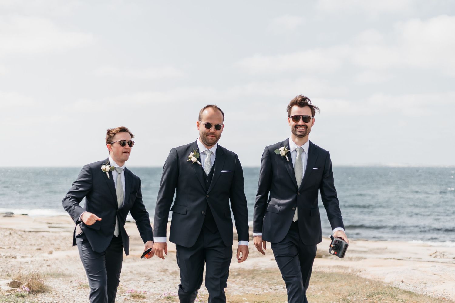 Brudgum med marskalker vid havet