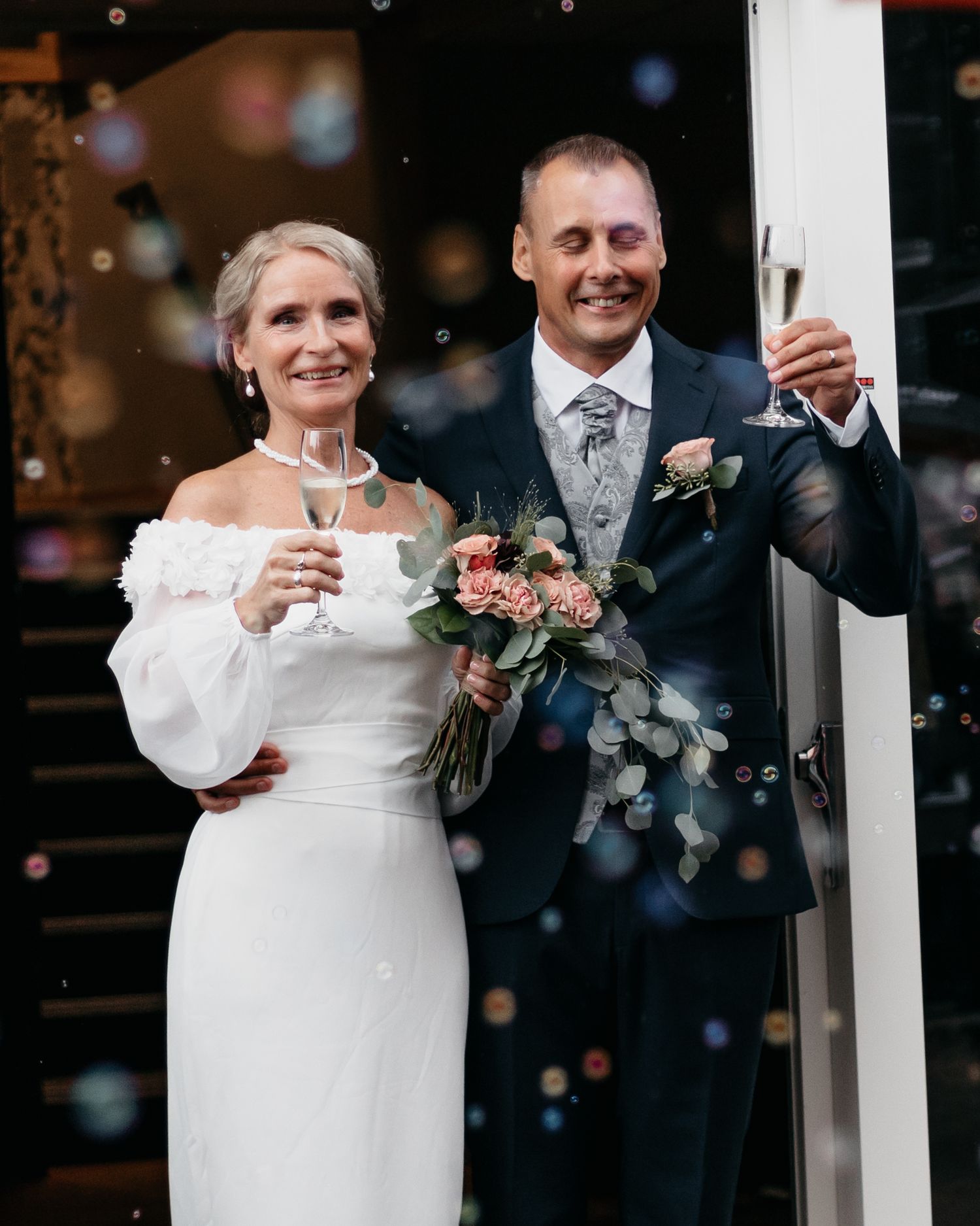Brudpar som överraskas av såpbubblor efter vigsel