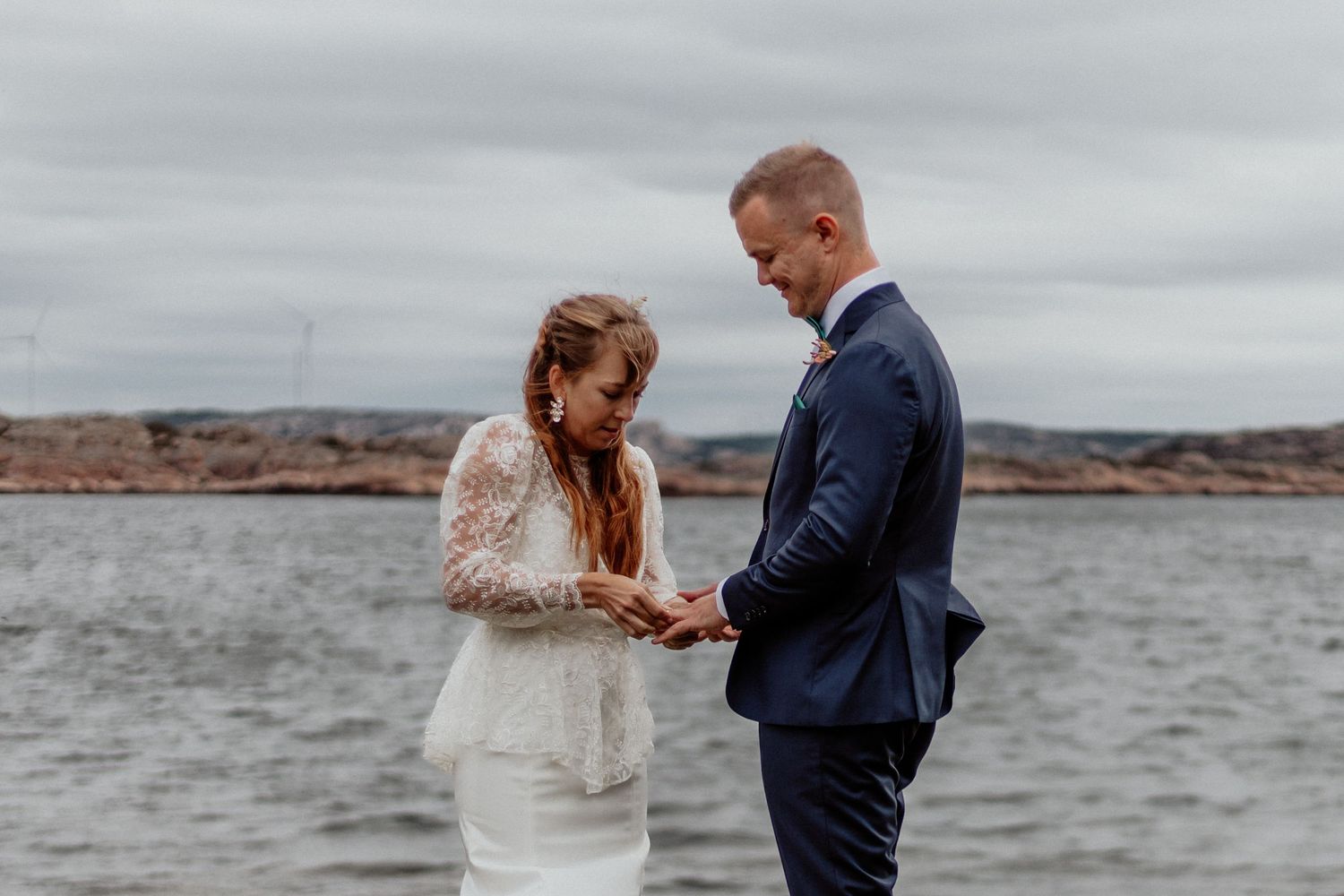 Vackert porträtt av bröllopsbar på en strand på Bohus-malmön precis vid havet och klippor.