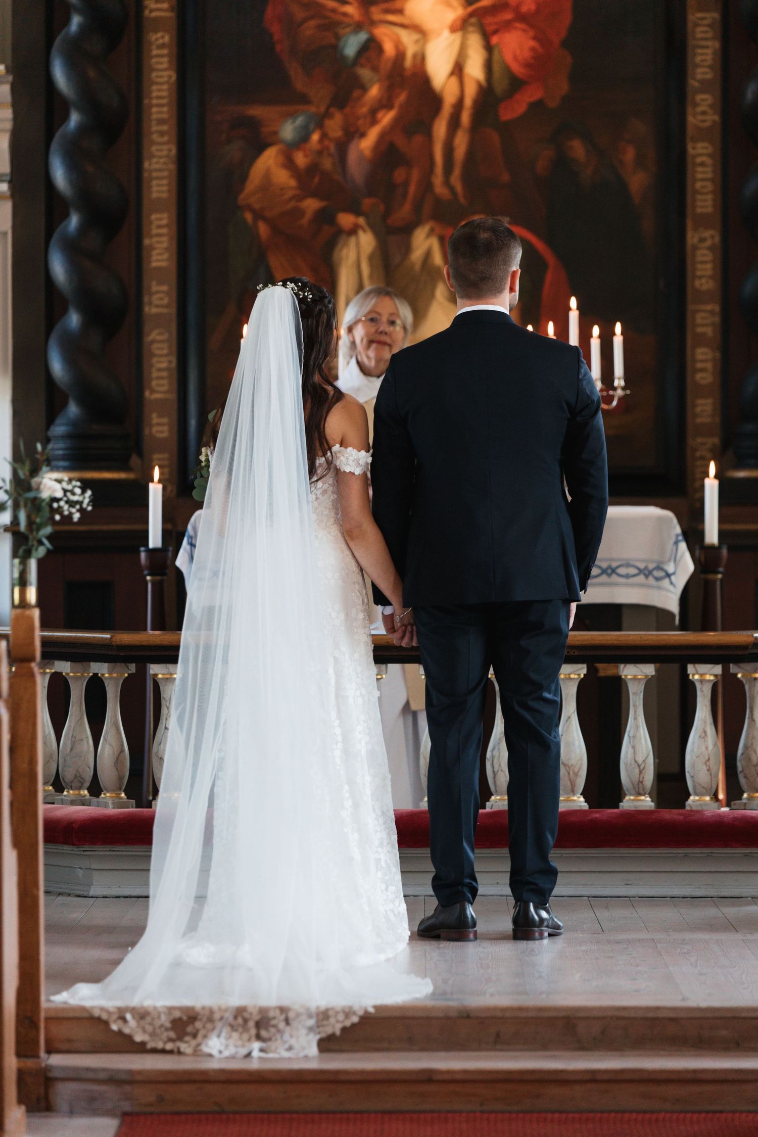 Porträtt av vigsel i en vacker kyrka i bohuslän