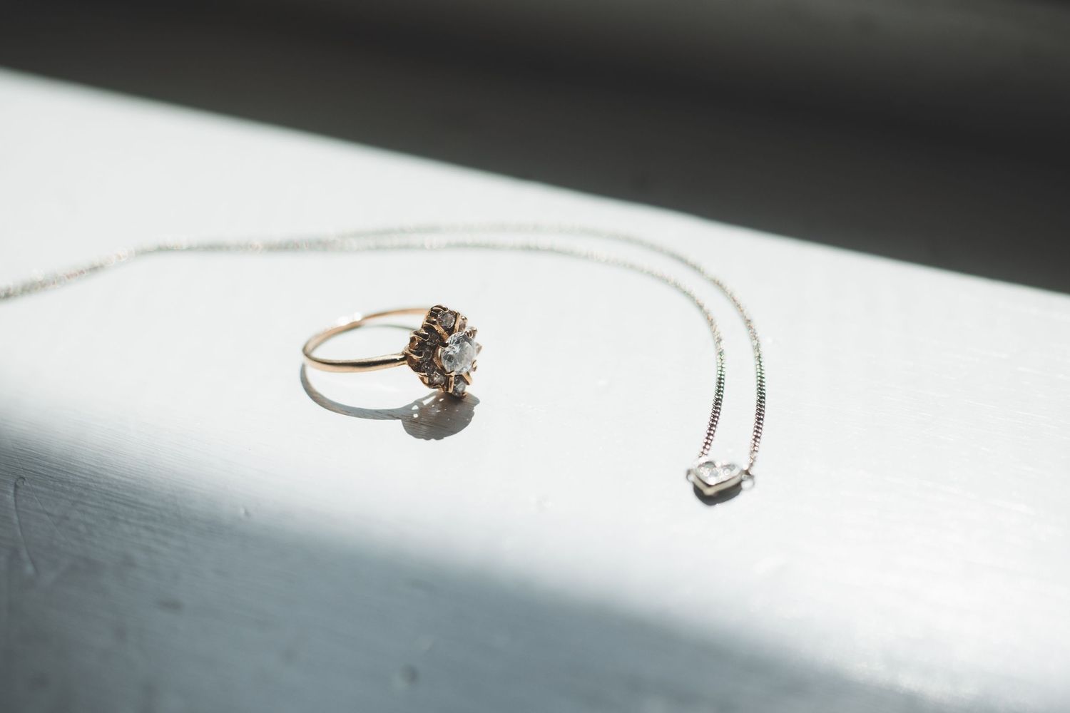 Detaljbild på halsband med berlock.