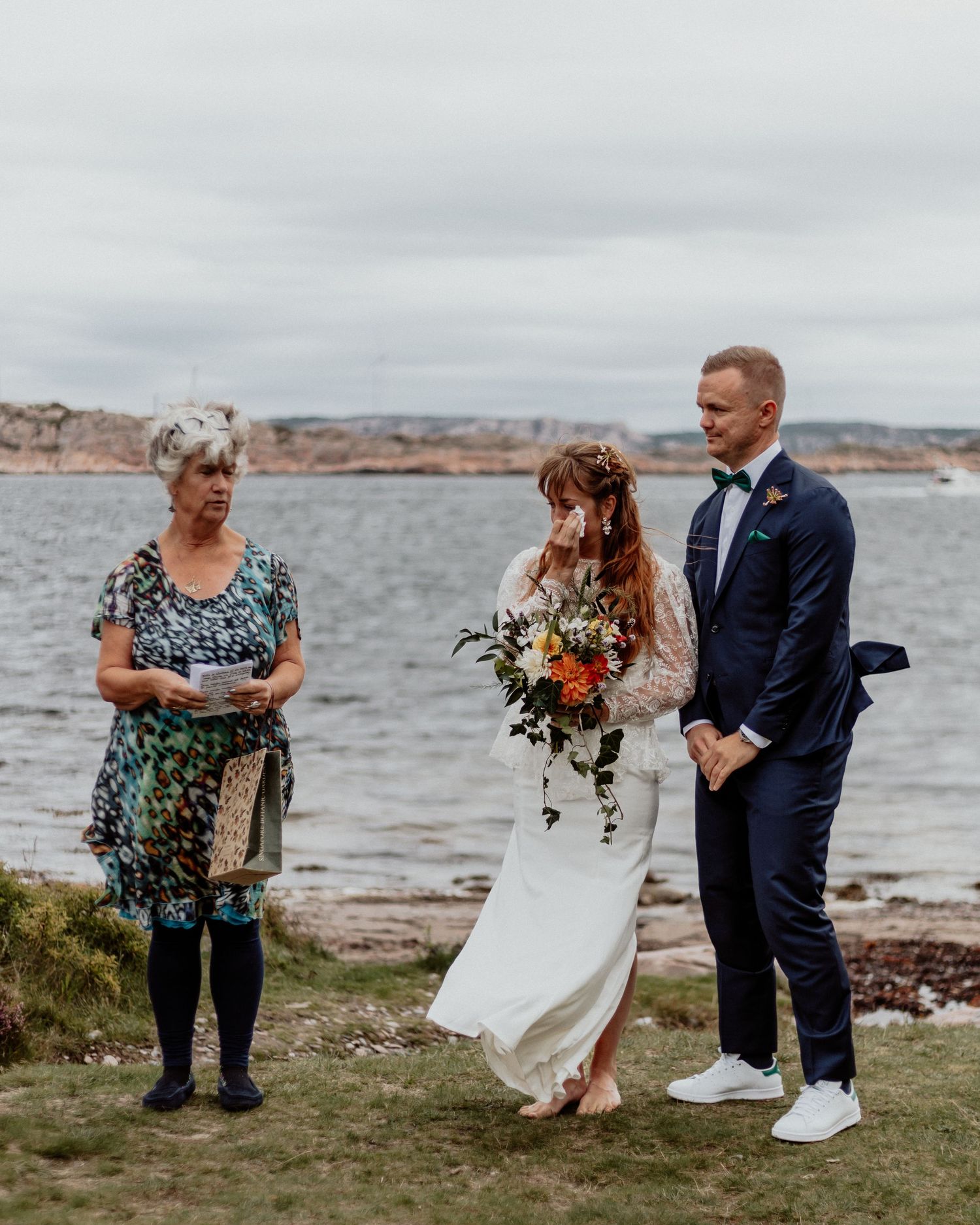 Vackert porträtt av bröllopsbar på en strand på Bohus-malmön precis vid havet och klippor.
