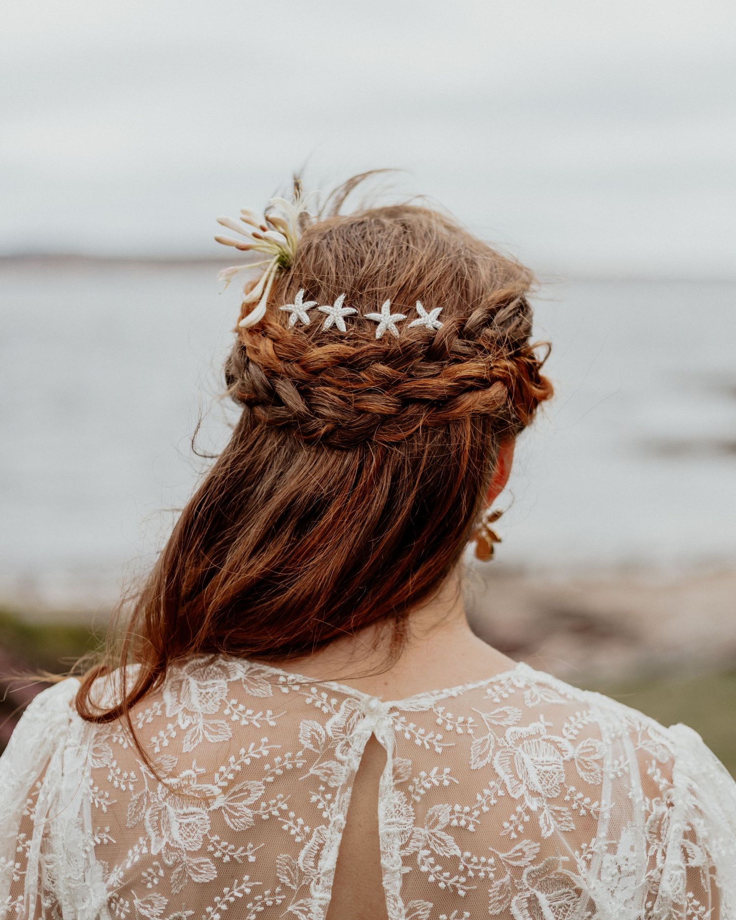 Vacker brud på en strand på bohus-malmön i bohuslän