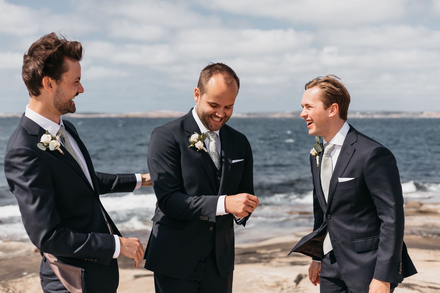 Brudgum med marskalker vid havet