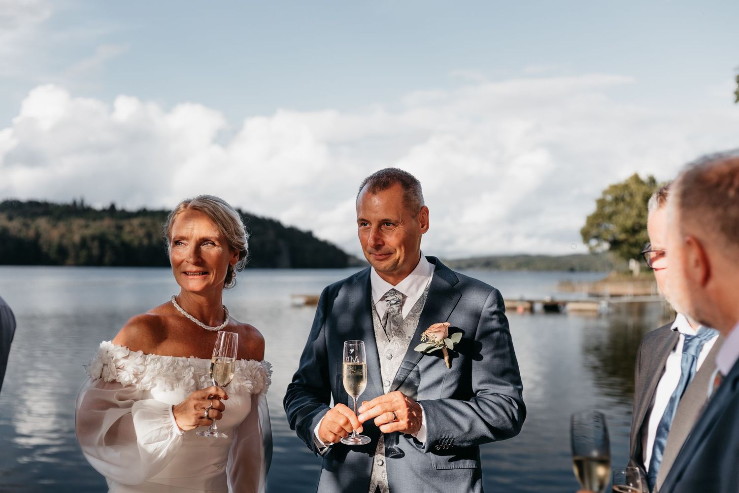 Brudpar på en brygga vid en sjö i Göteborg vid Nääs fabriker.