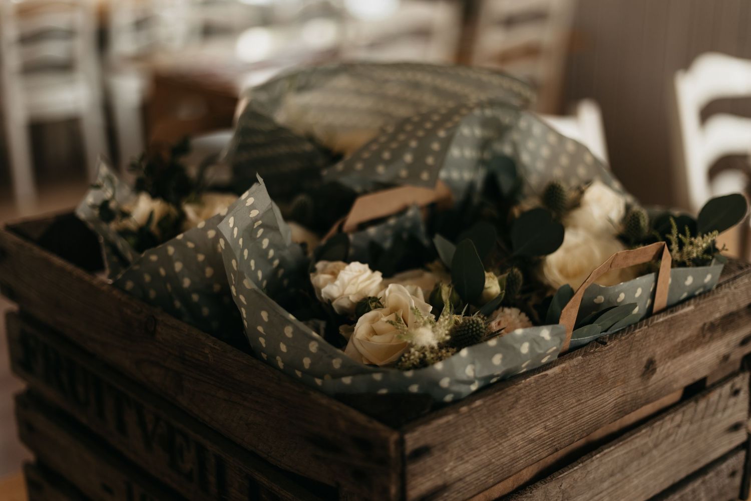Detaljbild på blommor inför vigsel i kyrka på bohus malmön