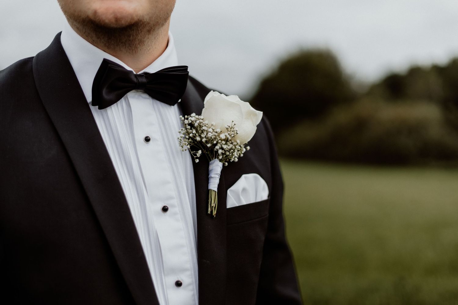 detaljbild av brudgummens corsage och fluga i Lysekil.