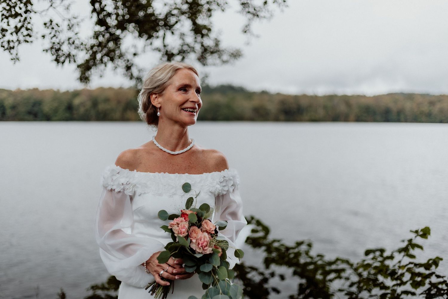 Porträtt av Brud vid en sjö  i Göteborg vid Nääs fabriker.