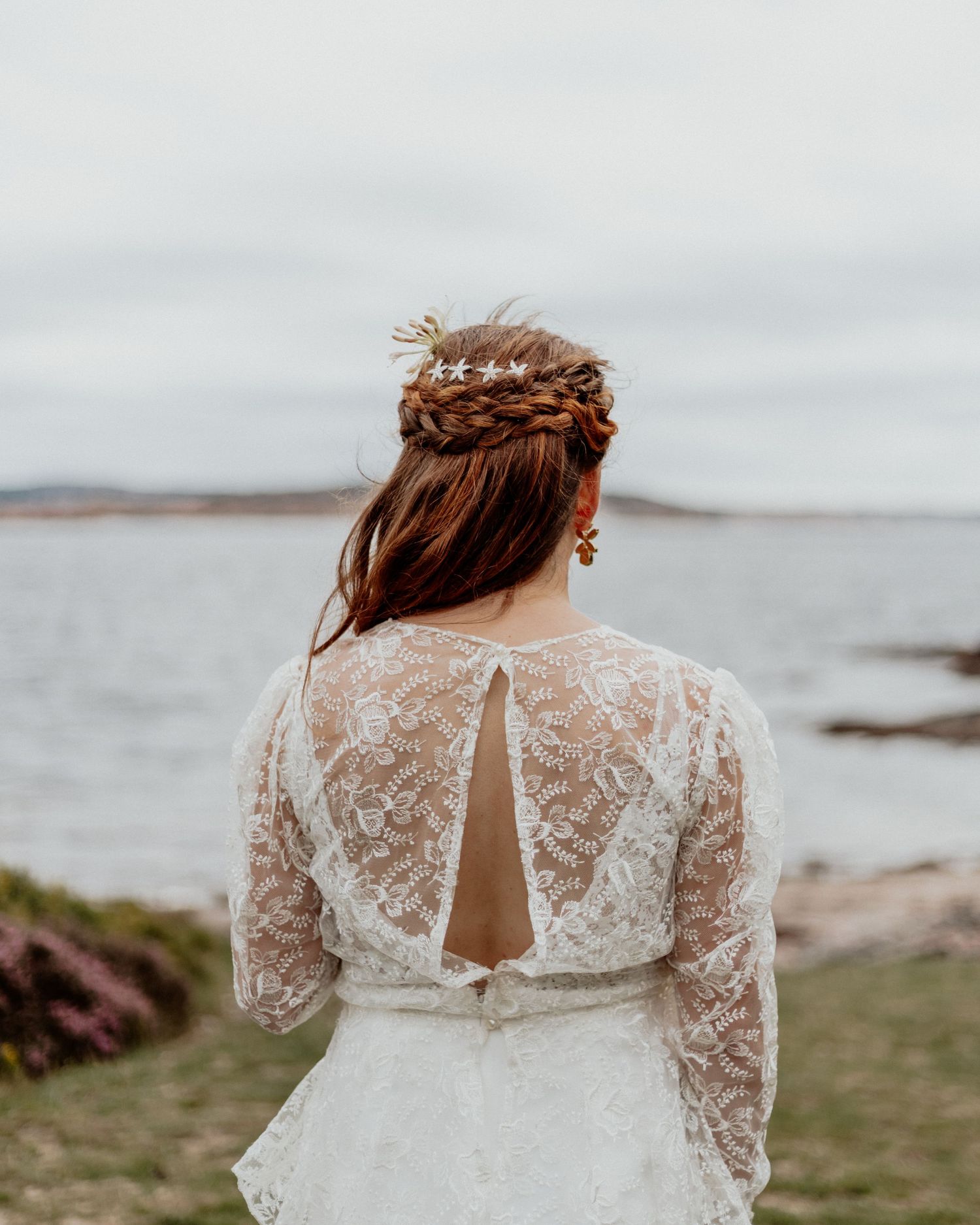 Vacker brud på en strand på bohus-malmön i bohuslän