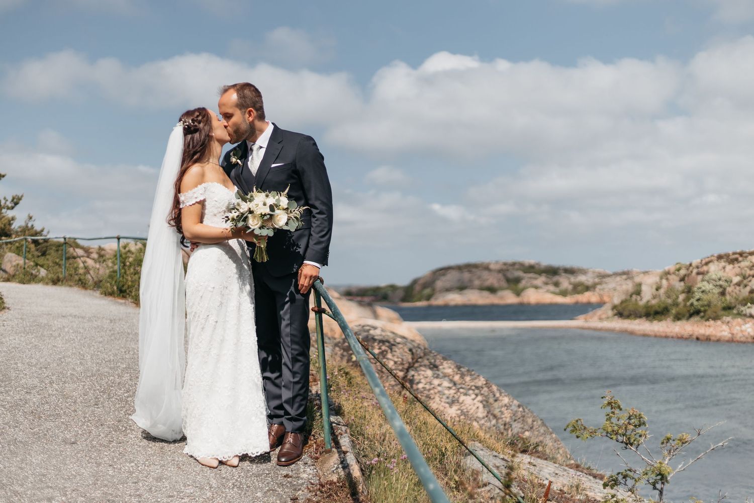 Vackert porträtt av brudpar vid hav, strand och klippor på bohus-malmön