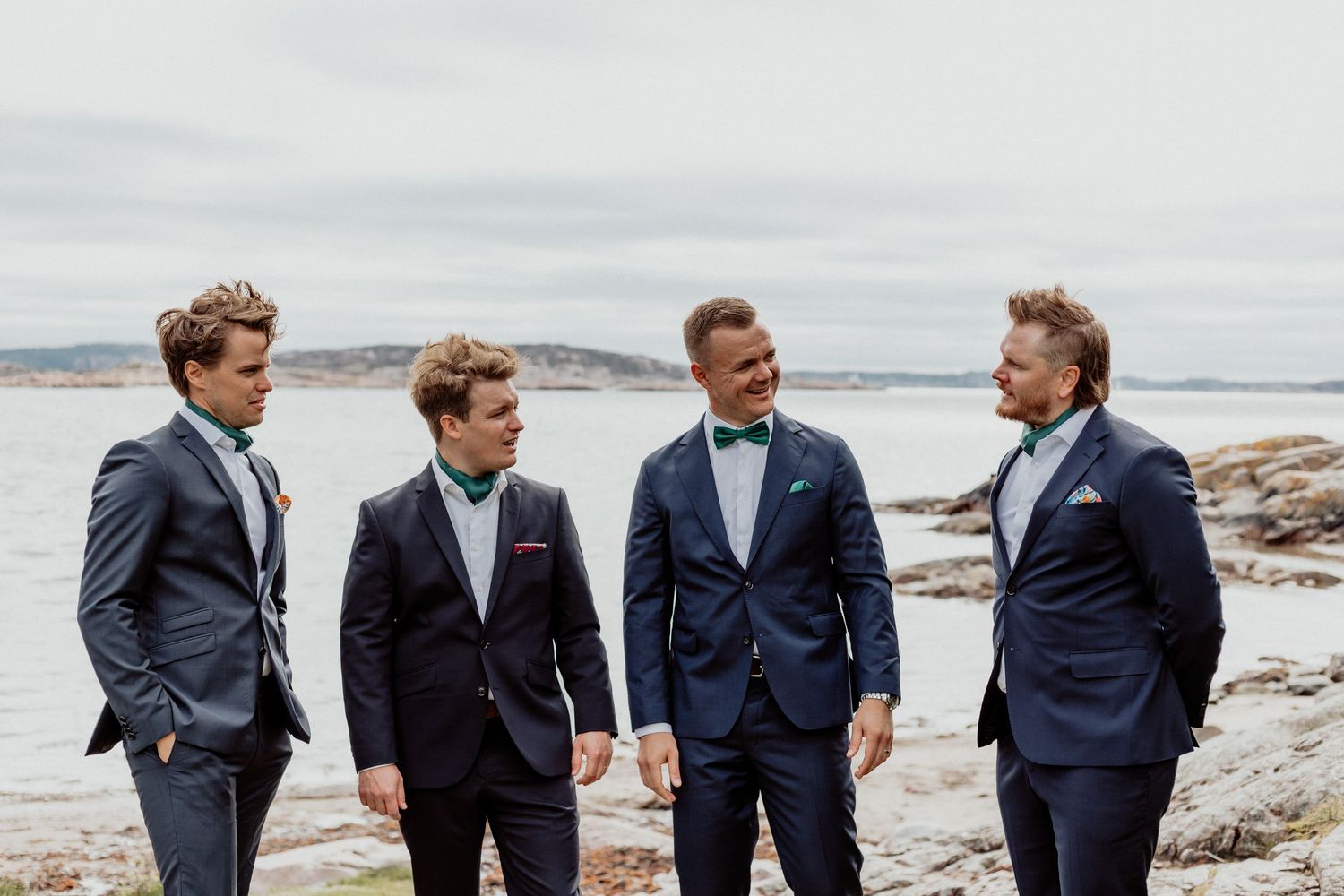 Brudgum och marskalker med havet som bakgrund