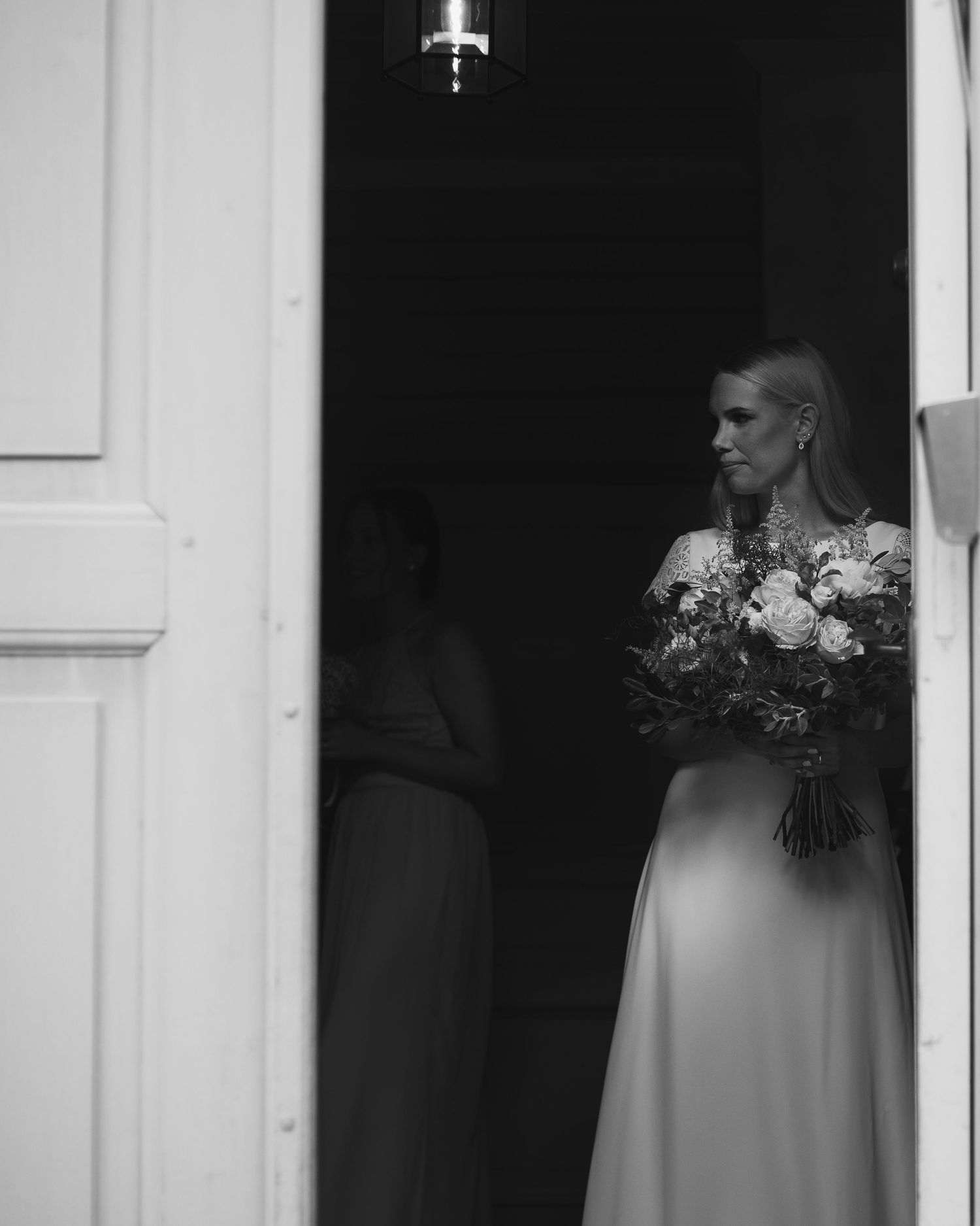 Brud framför en herrgård innan vigsel i Göteborg