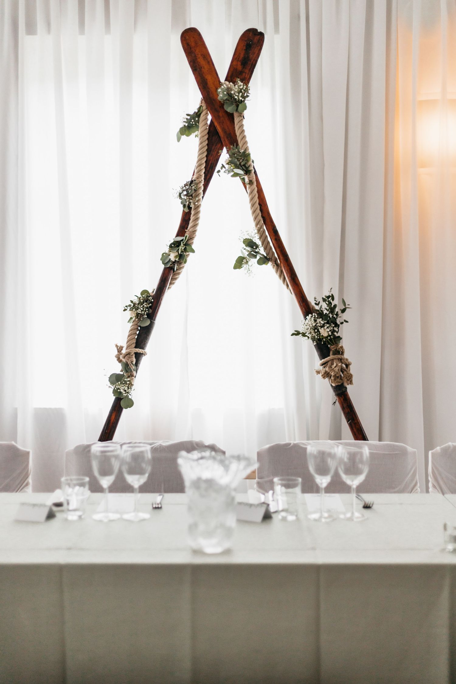 Foto av brudparets sittplatser vid middagsbordet