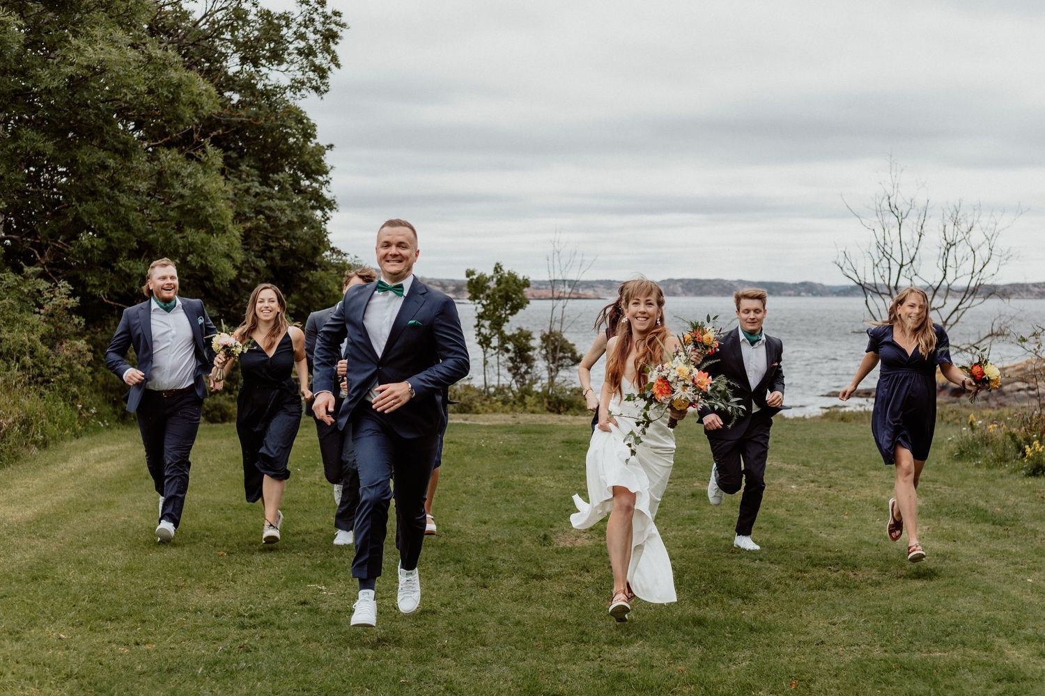 Brudpar med sina vänner vid havet på bohus-malmön
