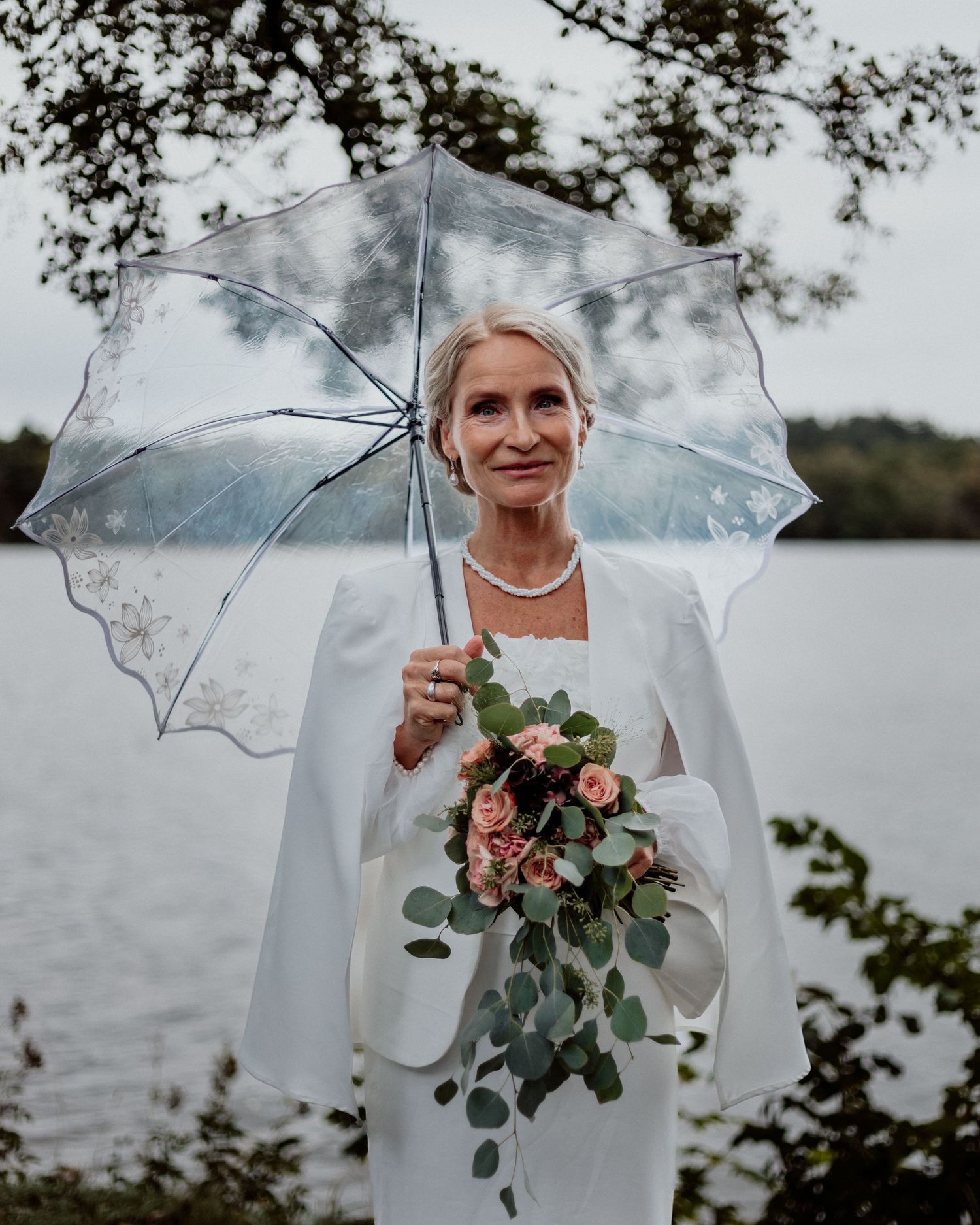 Porträtt av Brud innan vigsel i ett regnigt Göteborg