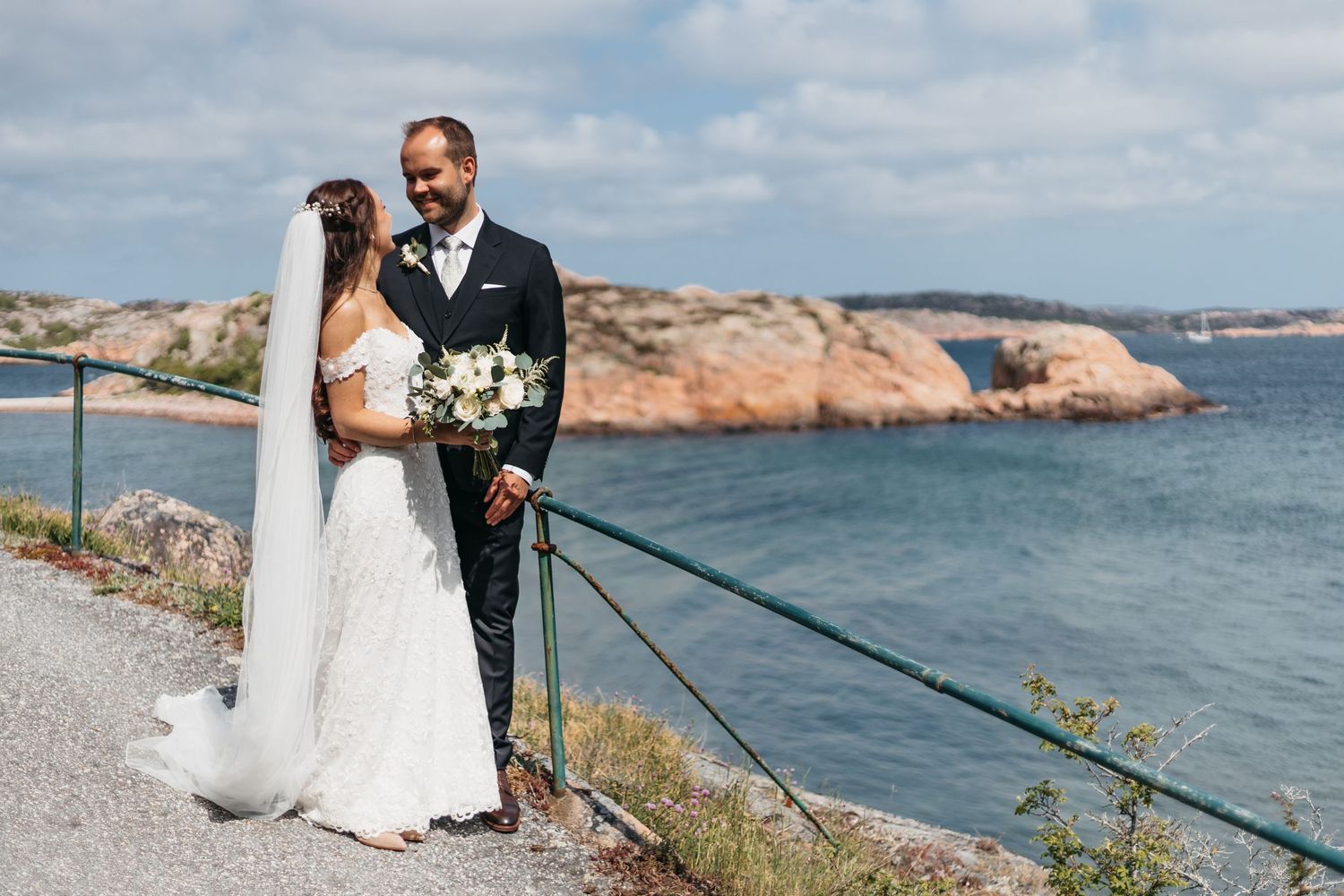 Vackert porträtt av brudpar vid hav, strand och klippor på bohus-malmön