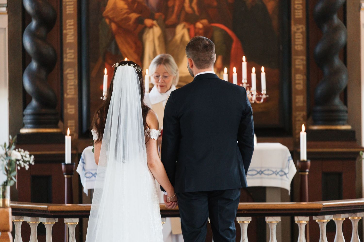 Porträtt av vigsel i en vacker kyrka i bohuslän