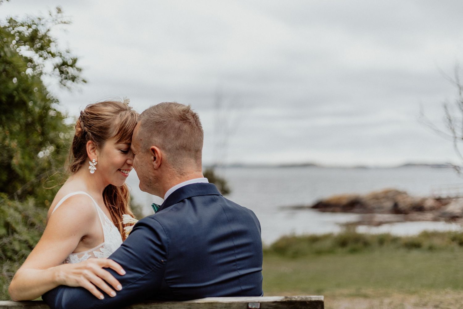 Brudpar sittandes på en bänk på bohus-malmön