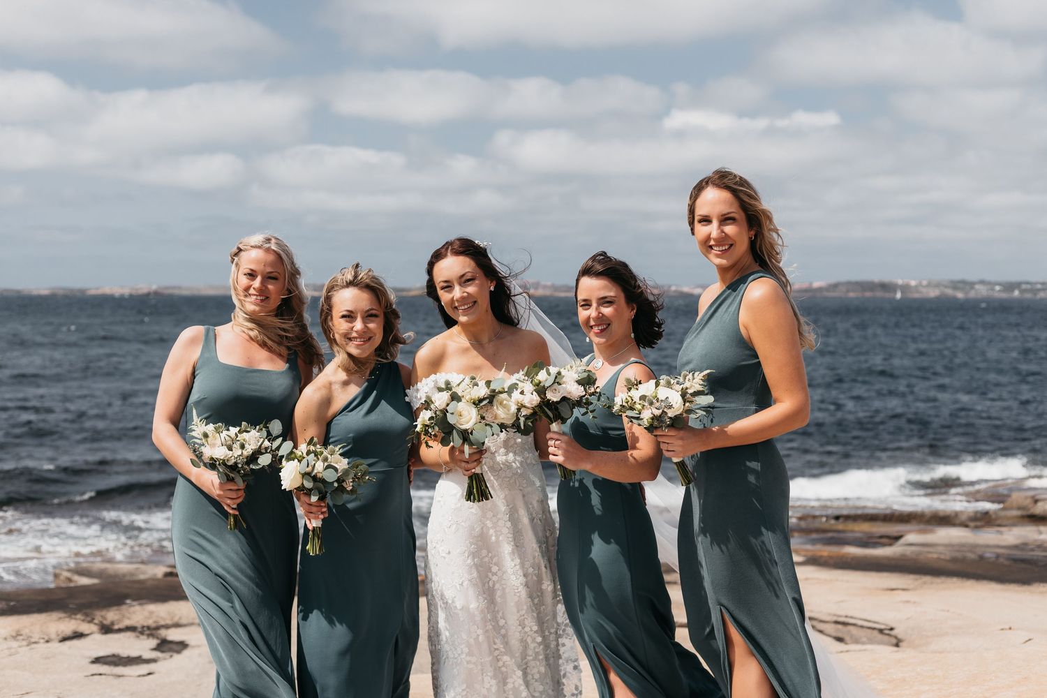 Brud med tärnor vid hav och klippor på bohus-malmön i bohuslän