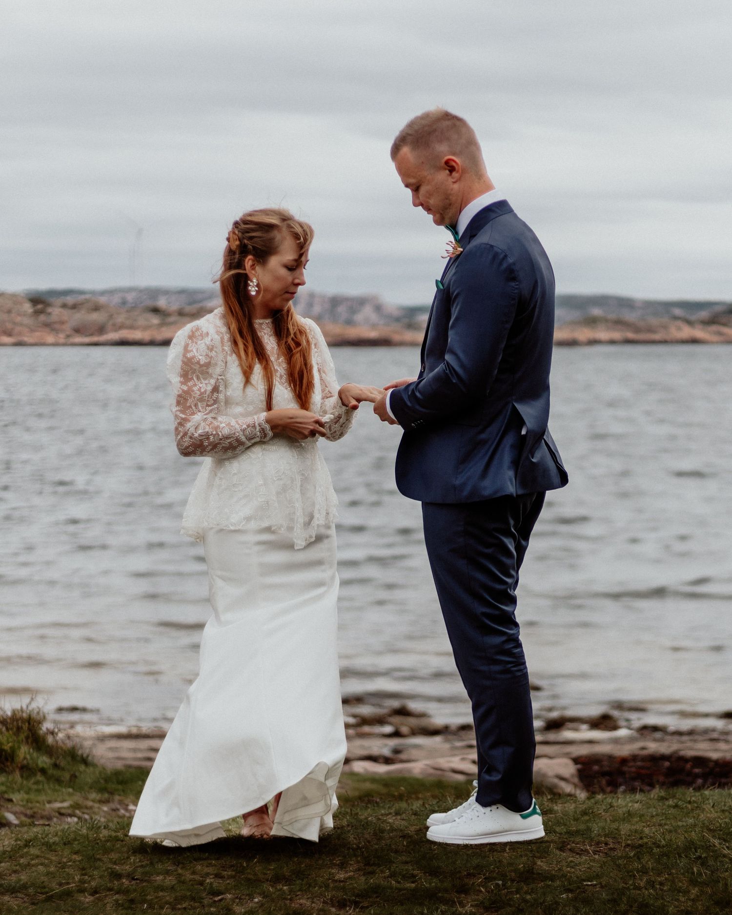 Vackert porträtt av bröllopsbar på en strand på Bohus-malmön precis vid havet och klippor.