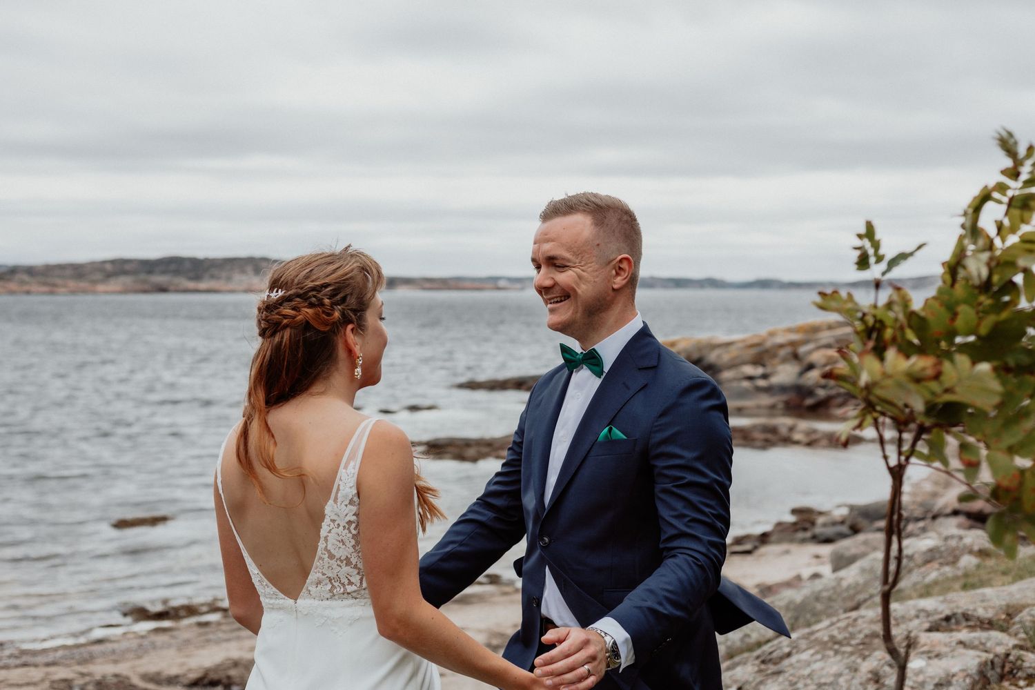 Brudpar som njuter av varandra sällskap vid hav och klippor på bohus-malmön i bohuslän