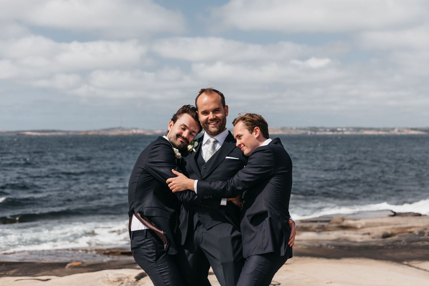 Brudgum med marskalker vid havet