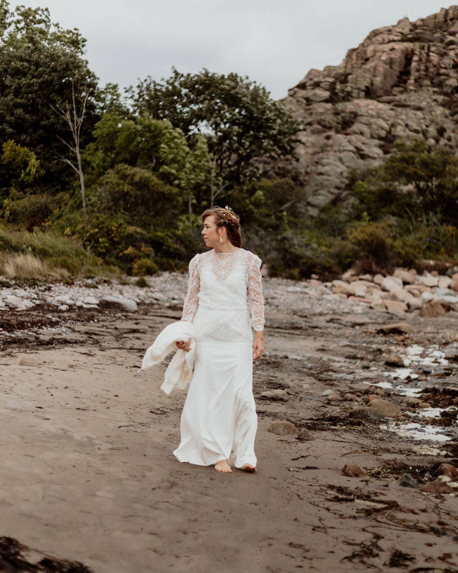 Vacker brud på en strand på bohus-malmön i bohuslän