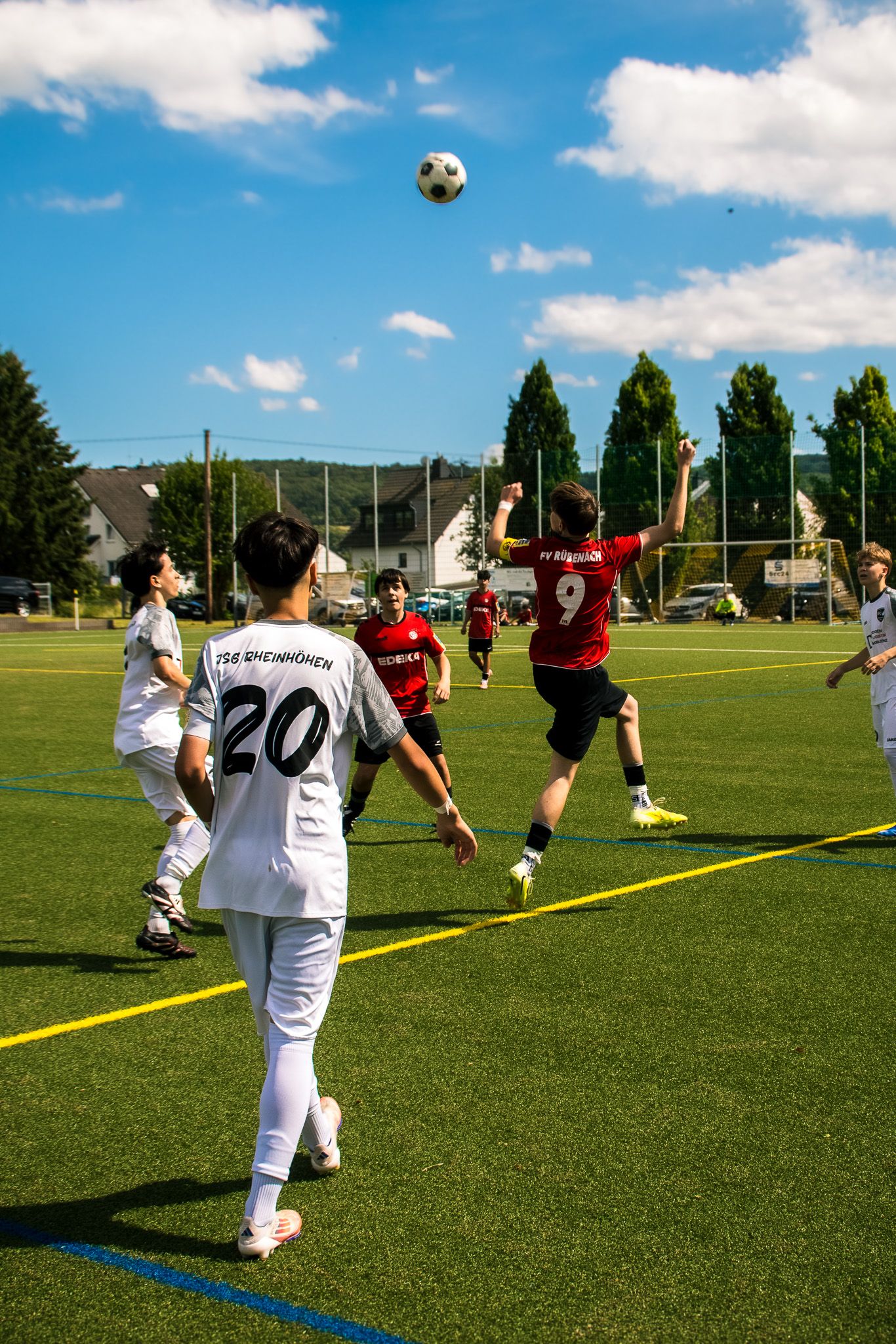 Authentische Zweikampf-Szene im Fußball-Match. Dynamischer Sport-Content aus Koblenz, Lahnstein & Bad Ems von @kleinerphotogross.